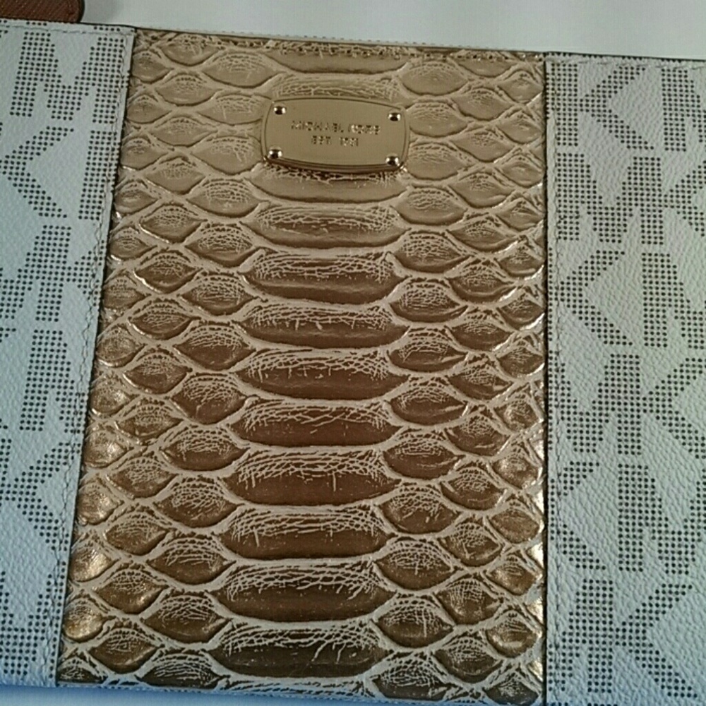 Michael Kors Large Zip Clutch - Picture 2 of 7